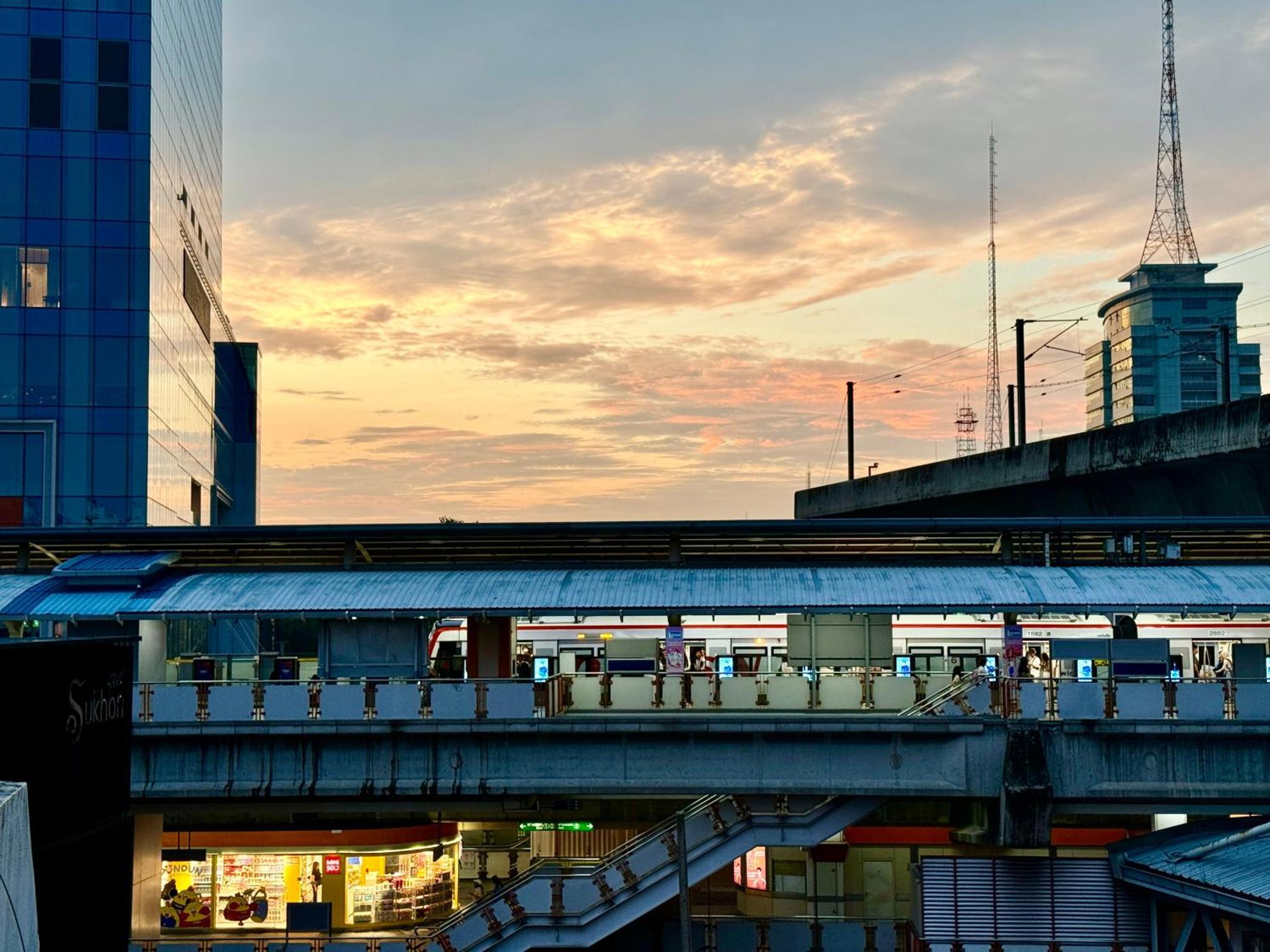 Avalan Phayathai Airport Link Bangkok Esterno foto